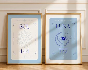 Könnte beinhalten: Zwei gerahmte Kunstdrucke. Der linke Druck hat einen hellblauen Rand mit dem Wort "SOL" und der Zahl "444" in Blau. In der Mitte befindet sich eine Sonnenillustration. Der rechte Druck hat einen hellblauen Rand mit dem Wort "LUNA" und der Zahl "777" in Blau. In der Mitte befindet sich eine Mond- und Augenillustration.