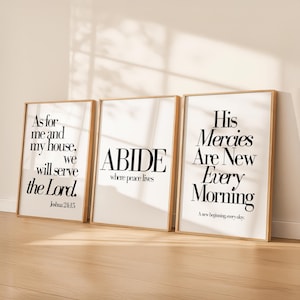 Op de afbeelding: Drie ingelijste kunstdrukken met inspirerende citaten in zwarte tekst op een witte achtergrond. De lijsten zijn lichtbruin. De citaten zijn: "As for me and my house, we will serve the Lord", "ABIDE where peace lives" en "His Mercies Are New Every Morning."