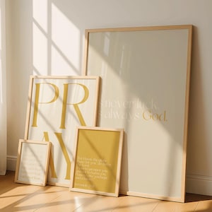 Könnte beinhalten: Vier gerahmte Kunstdrucke mit inspirierenden Zitaten in einem hellbeigen Farbton. Der größte Druck lautet "never luck, always God". Ein weiterer Druck zeigt "PRAY" in großen gelben Buchstaben. Die anderen beiden Drucke haben zusätzlichen Text.