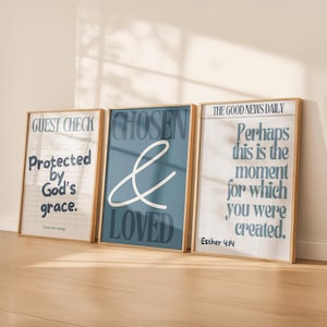 Puede incluir: Tres impresiones artísticas enmarcadas con citas inspiradoras. Las impresiones presentan texto sobre un fondo blanco y azul. Una dice "Protected by God's grace". Otra dice "Chosen & Loved". La tercera dice "Perhaps this is the moment for which you were created."
