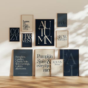 Puede incluir: Un conjunto de diez pósteres enmarcados para pared de galería con temas otoñales tipográficos en azul marino, crema y negro. Las impresiones muestran frases como "Autumn", "Harvest", "Cozy", "Pumpkin Spice & everything nice" y "Fall" en fuentes serif.