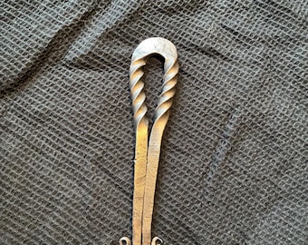 Abrelatas de latas forjado a mano