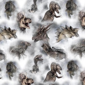 Pode incluir: Um padrão repetitivo de vários dinossauros em tons de cinza e marrom sobre um fundo branco com um efeito esfumaçado. Os dinossauros incluem Tyrannosaurus Rex, Estegossauro e outros.