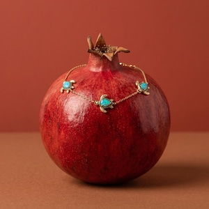 Armband mit Meeresschildkröten-Anhänger | Blauer Opal, 925er Sterlingsilber | Zartes Armband mit mehreren Schildkröten | Boho-Schmuck im Ozean-Strand-Stil – das perfekte Geschenk für Sie