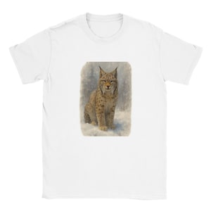 Escena invernal con un lince sentado en la nieve. Camiseta clásica unisex de cuello redondo / Gildan® 64000
