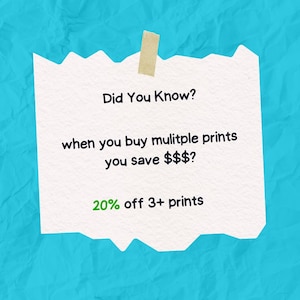 K&ouml;nnte beinhalten: Ein zerrissenes St&uuml;ck wei&szlig;es Papier mit dem Text "Did You Know?" und "when you buy multiple prints you save $$$?" mit Klebeband befestigt. Der Text "20% off 3+ prints" ist ebenfalls sichtbar. Der Hintergrund ist blau.