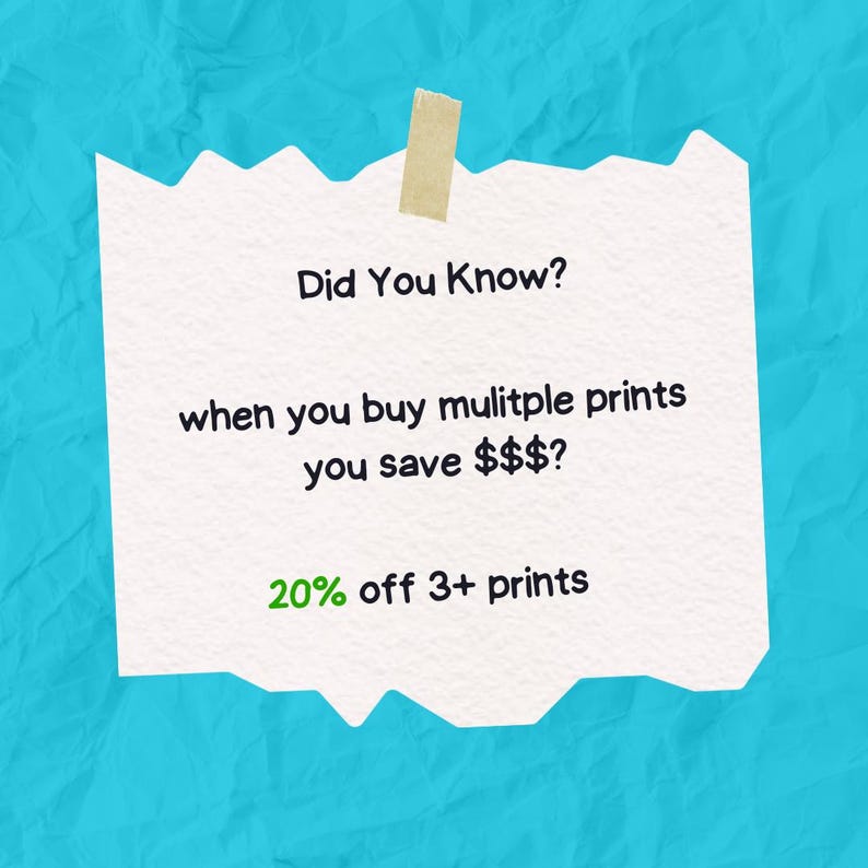 K&ouml;nnte beinhalten: Ein zerrissenes St&uuml;ck wei&szlig;es Papier mit dem Text "Did You Know?" und "when you buy multiple prints you save $$$?" mit Klebeband befestigt. Der Text "20% off 3+ prints" ist ebenfalls sichtbar. Der Hintergrund ist blau.