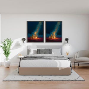 K&ouml;nnte beinhalten: Zwei gerahmte Kunstdrucke &uuml;ber einem Bett. Jeder Druck zeigt ein Schachspiel, das von goldenem Licht vor einem dunkelblauen Hintergrund beleuchtet wird. Der Raum hat eine neutrale Farbpalette mit einer wei&szlig;en Bettdecke und einem beigen Bettrahmen.