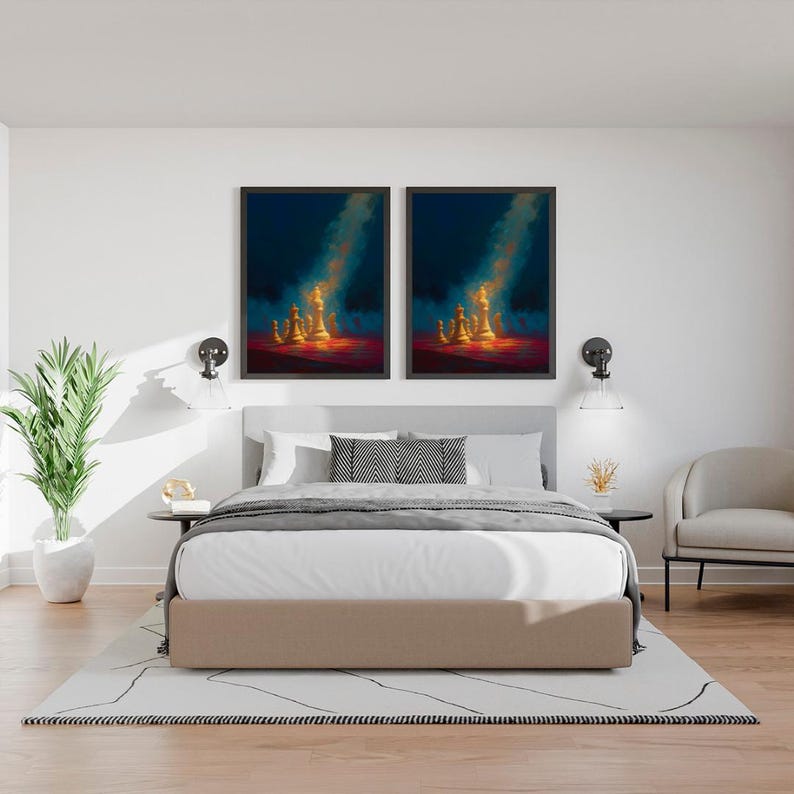 K&ouml;nnte beinhalten: Zwei gerahmte Kunstdrucke &uuml;ber einem Bett. Jeder Druck zeigt ein Schachspiel, das von goldenem Licht vor einem dunkelblauen Hintergrund beleuchtet wird. Der Raum hat eine neutrale Farbpalette mit einer wei&szlig;en Bettdecke und einem beigen Bettrahmen.