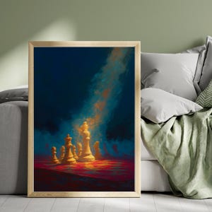 K&ouml;nnte beinhalten: Gerahmter Kunstdruck mit einem Schachspiel mit wei&szlig;en und goldenen Figuren. Das Kunstwerk ist vor einem dunkelblauen und roten Hintergrund platziert, mit einem Lichtstrahl. Der Stil ist malerisch.