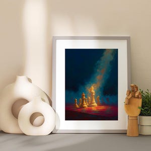 K&ouml;nnte beinhalten: Gerahmter Kunstdruck mit einer Schachspielszene. Das Kunstwerk zeigt Schachfiguren, die vor einem dunkelblauen Hintergrund mit einem Lichtstrahl beleuchtet werden. Der Druck befindet sich in einem grauen Rahmen, mit dekorativen Vasen und einer Holzhandskulptur in der N&auml;he.