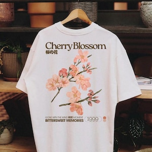Camiseta "Recuerdos Agridulces en Flor de Cerezo" / Camiseta con Gráfico Japonés Sakura / Ropa Urbana Floral Minimalista / Prendas de Estética Vintage