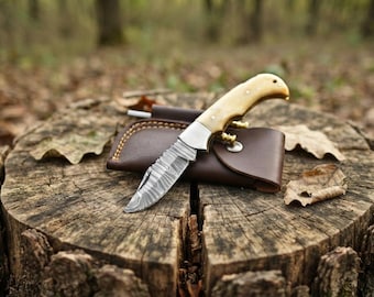 Cuchillo de caza artesanal de acero de Damasco con funda de cuero. Incluye afilador de cuchillos / Mango de hueso / Bushcraft.