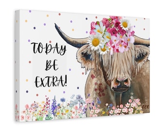 Quadro su tela con mucca delle Highlands e motivi floreali, decorazione murale stravagante dipinta a mano.