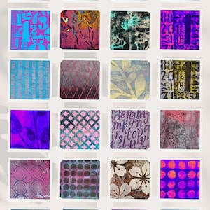 Könnte beinhalten: Eine Sammlung von 20 quadratischen Kunstdrucken mit verschiedenen abstrakten Designs. Die Drucke zeigen eine Reihe von Farben, darunter Rosa, Blau, Lila und Gold. Einige Drucke haben florale Muster, andere geometrische Formen und Text.