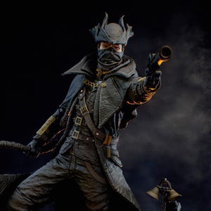 Puede incluir: Estatua detallada de un personaje con ropa oscura, sosteniendo un arma y una pistola. La figura se encuentra sobre una base de piedra con velas encendidas y una linterna. La estatua tiene detalles intrincados y una pose dramática.