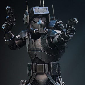 Może przedstawiać: Szczegółowa czarna figurka akcji postaci z "The Bad Batch" trzymającej dwa pistolety. Figurka ma na sobie hełm z goglami i respiratorem. Figurka stoi na skalistej podstawie. Figurka w skali 1/6.