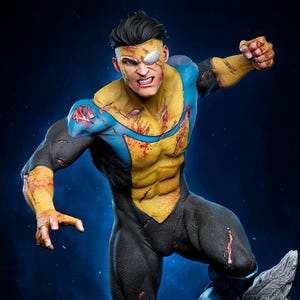 Puede incluir: Figura detallada de un superhéroe en una pose dinámica, vestido con un traje azul, amarillo y negro, de pie sobre una base rocosa. La figura tiene heridas de batalla y una expresión decidida. La figura es de Tanuki Figures.
