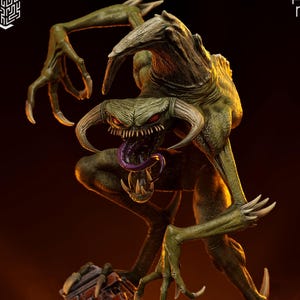 Puede incluir: Estatua de un monstruo verde con garras afiladas, cuernos y una expresión amenazante. La criatura está posada sobre una base de ladrillo y piedra en ruinas. La estatua tiene una lengua larga y está sobre un fondo oscuro.