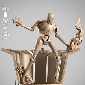 Puede incluir: Figura de K-2SO de color beige de la franquicia Star Wars, posando sobre una base detallada. La figura sostiene un bláster y una llama estilizada. La base presenta el símbolo de la Alianza Rebelde y el texto "SW3D Patreon". La imagen incluye texto que indica la escala y los materiales.