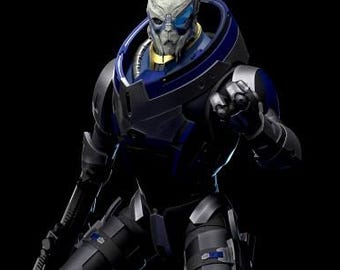 Op de afbeelding: Gedetailleerd beeldje van een sciencefiction-personage in een dynamische pose, staand op een rotsachtige basis. Het figuur is overwegend zwart met blauwe en zilveren accenten en een opvallende helm. Het houdt een wapen vast, wat wijst op een futuristisch of actiegericht thema.