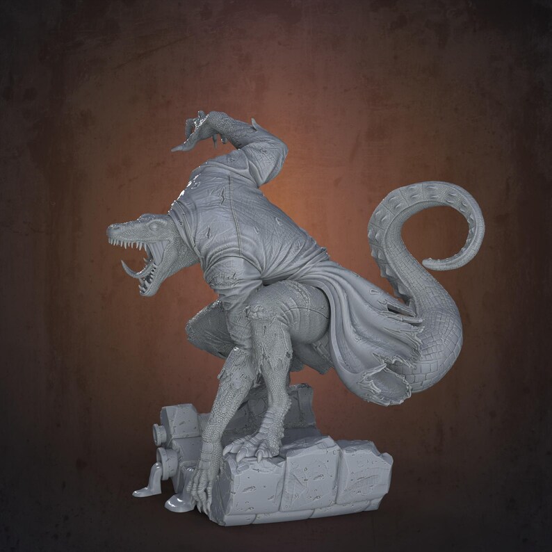 Peut inclure: Une sculpture grise d&eacute;taill&eacute;e d'une cr&eacute;ature humano&iuml;de reptilienne avec une bouche ouverte, des dents pointues et une longue queue enroul&eacute;e. La figurine est accroupie sur une base en pierre, v&ecirc;tue de v&ecirc;tements d&eacute;chir&eacute;s, avec des mains et des pieds griffus.