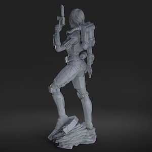 Puede incluir: Una figura gris de una figura femenina con armadura futurista, sosteniendo un arma. La figura tiene una mochila y est&aacute; de pie sobre una base rocosa. El dise&ntilde;o sugiere un tema de ciencia ficci&oacute;n o acci&oacute;n.