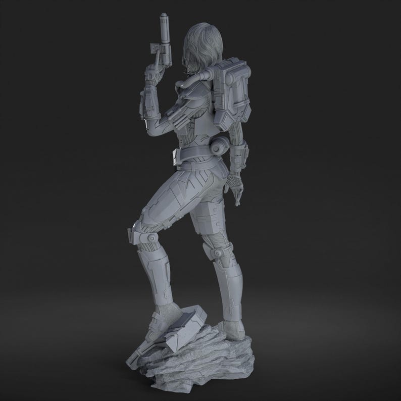 Puede incluir: Una figura gris de una figura femenina con armadura futurista, sosteniendo un arma. La figura tiene una mochila y est&aacute; de pie sobre una base rocosa. El dise&ntilde;o sugiere un tema de ciencia ficci&oacute;n o acci&oacute;n.
