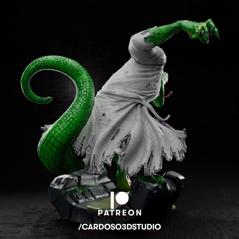 Peut inclure: Figurine d&eacute;taill&eacute;e d'une cr&eacute;ature humano&iuml;de reptilienne avec des &eacute;cailles vertes, une longue queue et un v&ecirc;tement blanc d&eacute;chir&eacute;. La figurine est pos&eacute;e sur une base en pierre, avec le logo Patreon et le nom du cr&eacute;ateur.
