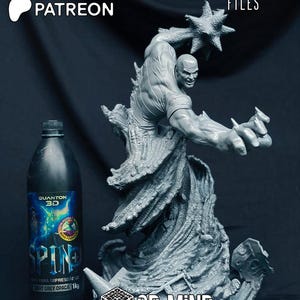 Pu&ograve; includere: Una statuetta grigia stampata in 3D di un personaggio muscoloso con un'espressione minacciosa, che tiene in mano un oggetto appuntito. A sinistra c'&egrave; una bottiglia di resina per la stampa 3D. Il testo sull'immagine recita "AVAILABLE ON PATREON" e "PRE SUPPORTED FILES". &Egrave; visibile anche il logo di "3D MIND STUDIOS".