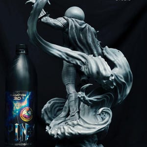 May include: A grey 3D-printed statue of a character in a dynamic pose, with flowing fabric and a spherical head. A dark grey bottle with text in Portuguese is in the foreground. The statue is on a black background.