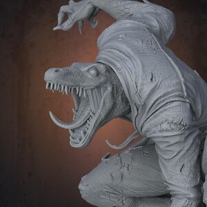 Peut inclure: Une sculpture grise d&eacute;taill&eacute;e d'une cr&eacute;ature reptilienne avec une bouche ouverte, r&eacute;v&eacute;lant des dents pointues et une longue langue. La cr&eacute;ature porte des v&ecirc;tements d&eacute;chir&eacute;s, avec une capuche sur la t&ecirc;te. La sculpture a une apparence textur&eacute;e et &eacute;cailleuse.