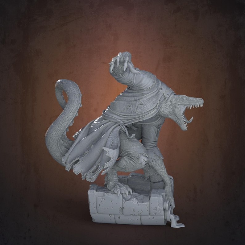 Peut inclure: Une sculpture grise et d&eacute;taill&eacute;e d'une cr&eacute;ature reptilienne avec une bouche ouverte, portant une cape &agrave; capuche. La cr&eacute;ature est pos&eacute;e sur une base en pierre, avec sa queue enroul&eacute;e et ses griffes tendues. Th&egrave;me fantastique.