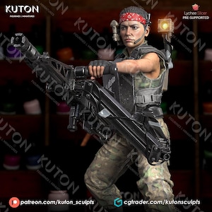 Pode incluir: Figura detalhada de uma mulher em uniforme militar, segurando uma grande arma preta. Ela usa uma bandana vermelha, fone de ouvido e calças camufladas. A figura é pré-suportada e apresenta o texto "Lychee Slicer".