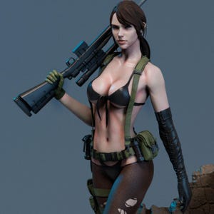 Könnte beinhalten: Detaillierte Figur einer weiblichen Figur, die ein Gewehr hält. Sie trägt einen schwarzen Bikini, olivgrüne taktische Ausrüstung und schwarze Handschuhe. Die Figur hat braune Haare und posiert vor blauem Hintergrund.