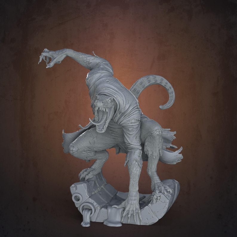 Peut inclure: Une sculpture grise d&eacute;taill&eacute;e d'une cr&eacute;ature humano&iuml;de aux traits reptiliens. La figurine a une t&ecirc;te de serpent avec une bouche ouverte, une longue queue et des pieds griffus. Elle est pos&eacute;e dans une position accroupie dynamique sur une base textur&eacute;e.