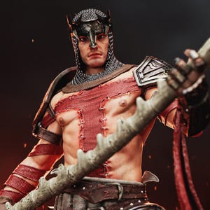 Puede incluir: Una figura de guerrero con un casco de metal detallado y cota de malla. La figura lleva una armadura roja cosida y sostiene un bastón con forma de hueso. La imagen tiene un ambiente dramático y cinematográfico.