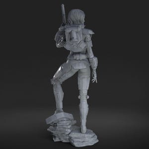 Puede incluir: Figura gris impresa en 3D de un personaje femenino con armadura futurista, sosteniendo un rifle. La figura est&aacute; de pie sobre una base rocosa, con un blindaje detallado y una mochila. La pose sugiere una guerrera o soldado.