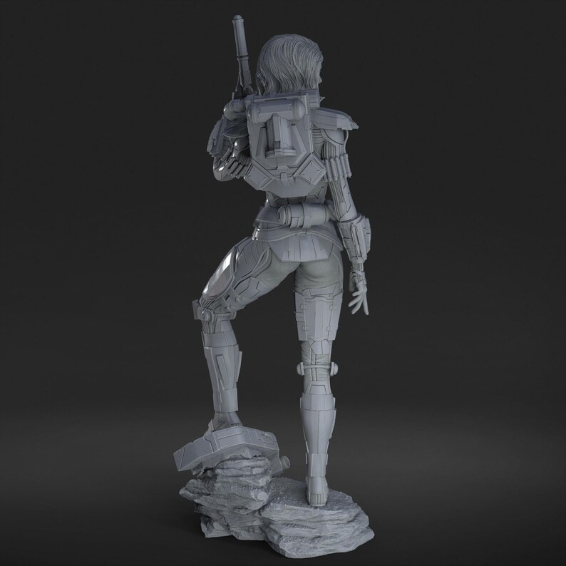 Puede incluir: Figura gris impresa en 3D de un personaje femenino con armadura futurista, sosteniendo un rifle. La figura est&aacute; de pie sobre una base rocosa, con un blindaje detallado y una mochila. La pose sugiere una guerrera o soldado.