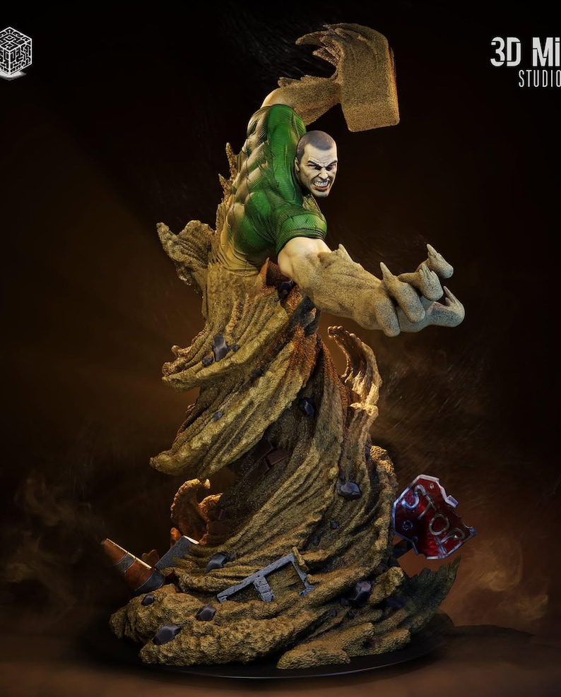 Pu&ograve; includere: Statua dettagliata stampata in 3D di un personaggio dei fumetti, con una figura muscolosa che emerge da una tempesta di sabbia vorticosa. Il personaggio indossa una maglietta verde e ha un'espressione determinata. La base include detriti e un segnale di stop rosso.