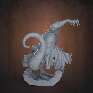 Peut inclure: Sculpture grise d'une cr&eacute;ature avec une queue serpentine et une main griffue. La figurine est drap&eacute;e dans un tissu d&eacute;chir&eacute; et se tient sur une base en pierre. La sculpture a une surface textur&eacute;e et d&eacute;taill&eacute;e.