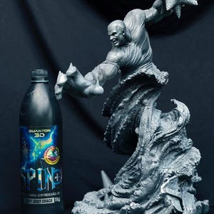 Pu&ograve; includere: Scultura grigia stampata in 3D di una figura muscolosa in posa dinamica, che tiene una palla spinosa. Accanto, una bottiglia nera con il testo "QUANTOM 3D" e "SPINE+". Sfondo scuro.