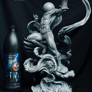May include: A grey 3D-printed figurine of a superhero in a dynamic pose, holding a lantern. The figure is detailed with textured armor and flowing fabric. A bottle of 3D printing resin is on the left. Text includes "POLY MIND STUDIO", "QUANTOM 3D", and "AVAILABLE ON PATREON".