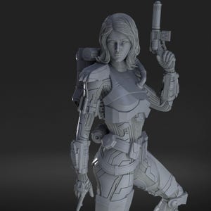 Puede incluir: Una figura femenina gris y futurista con un traje de combate, sosteniendo una pistola bl&aacute;ster. La figura est&aacute; en una pose din&aacute;mica, con una pierna doblada y la otra extendida. El traje tiene intrincados detalles mec&aacute;nicos y una mochila.