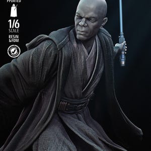 Peut inclure: Figurine détaillée à l'échelle 1/6 en résine et FDM d'un personnage chauve vêtu d'une robe gris foncé, tenant un sabre laser bleu. La figurine a une expression sévère. Le texte "TESTED PRESUPPORTED", "1/6 SCALE", "RESIN & FDM" et un logo sont inclus.