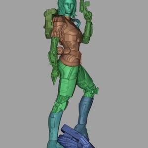 Puede incluir: Una figura renderizada en 3D de una guerrera futurista. Est&aacute; vestida con un traje blindado marr&oacute;n y verde, sosteniendo un arma. Su cabello es verde y est&aacute; de pie sobre una base de roca azul. La figura es una representaci&oacute;n detallada de un personaje de ciencia ficci&oacute;n.