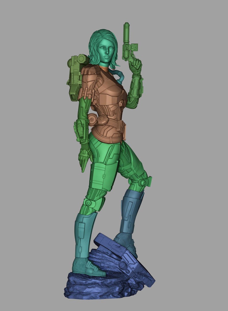 Puede incluir: Una figura renderizada en 3D de una guerrera futurista. Est&aacute; vestida con un traje blindado marr&oacute;n y verde, sosteniendo un arma. Su cabello es verde y est&aacute; de pie sobre una base de roca azul. La figura es una representaci&oacute;n detallada de un personaje de ciencia ficci&oacute;n.