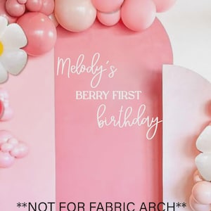 ベリーの1歳の誕生日ネームサイン、ハッピーバースデーデカール、バルーンアーチ背景パネル用サイン、パーソナライズされたネームサイン、女の子の1歳の誕生日