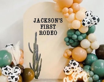 Znak „Pierwsze urodziny rodeo”, naklejka „Pierwsze urodziny w stylu western”, znak „Urodziny w stylu country”, znak na panel tła łuku balonowego, spersonalizowana naklejka