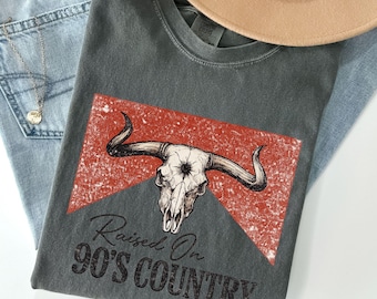 Camiseta "Raised On 90s Country Comfort Colors", camiseta vintage de música country, camiseta vaquera con estampado western, camiseta vaquera retro.